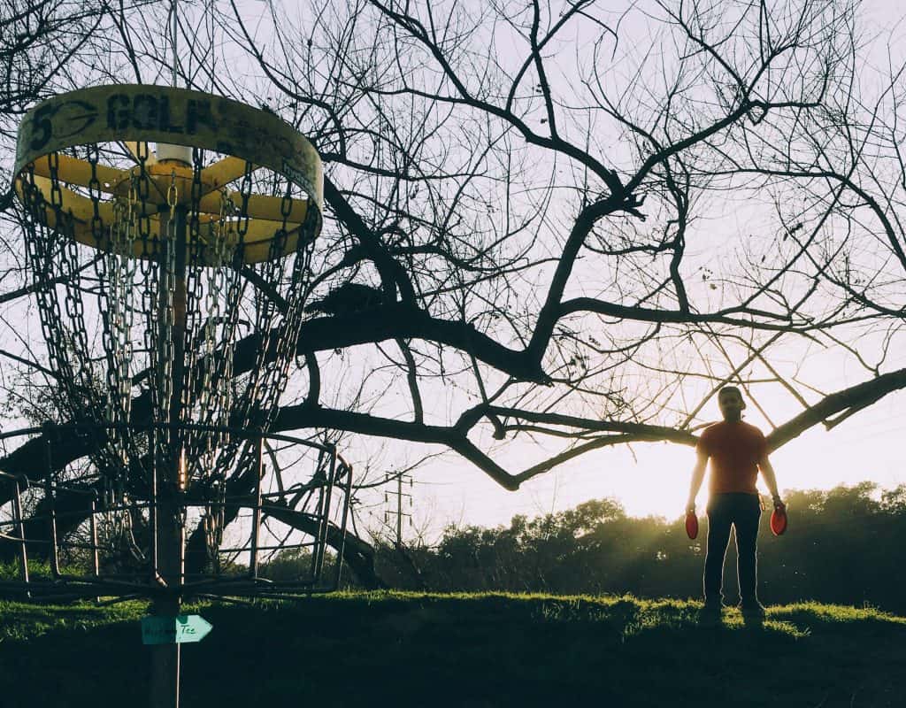 bien-debuter-au-disc-golf-joueur-devant-un-panier-de-disc-golf-frisbee-ultimate