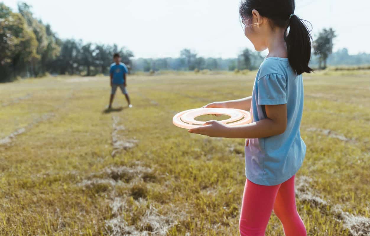 frisbee-enfants-et-exercice-physique-frere-et-soeur-jouant-au-frisbee-dans-un-champs-frisbee-ultimate